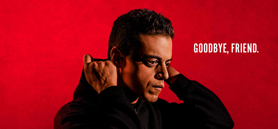 Foto do ator Rami Malek como Mr. Robot colocando um capuz