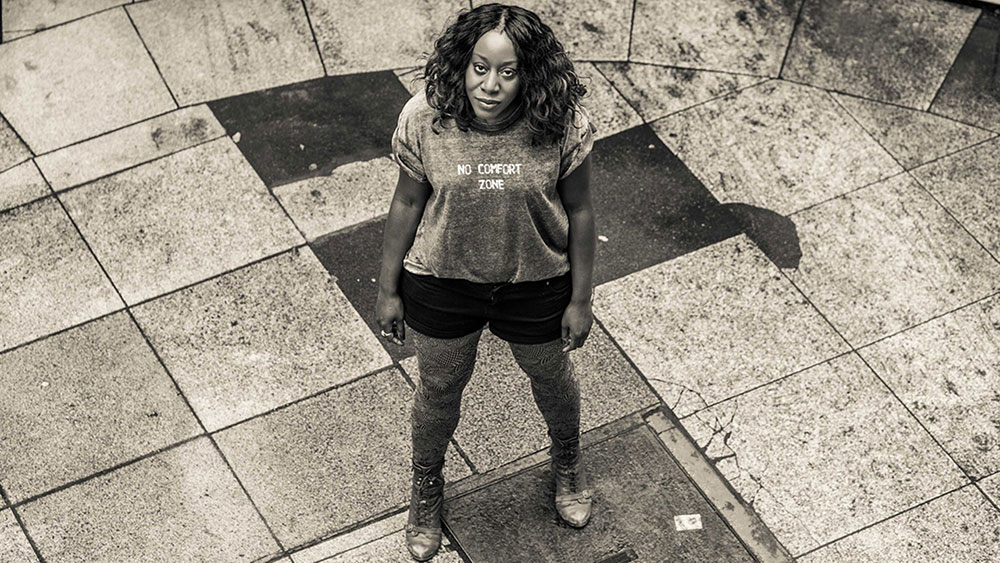 Madame So - Sick of it All. Imagem da cantora Madame So. Foto em preto e branco de uma mulher negra olhando para cima.